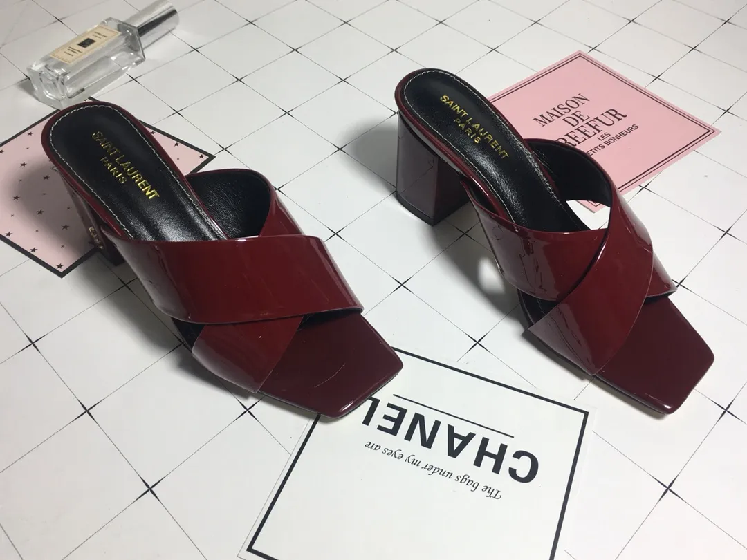 👟👟Ex-factory price 340👟👟 Genuine leather base +40 7CM heel cow patent leather series. 2018 Saint Laurent YSL’s strongest new cross-strap slippers are available in two heel heights. They are 7CM and 9CM respectively. The fabric is made of cowhide. The lining is made of first-layer sheepskin. Size: 34-41 (size 42 can be customized). It is very stable when walking and does not lose its heel.